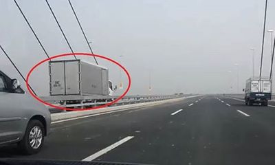 Xe tải chạy ngược chiều trên cầu Nhật Tân với tốc độ cao