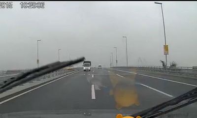 Truy tìm xe tải chạy ngược chiều trên cầu Nhật Tân sáng mùng 1 Tết