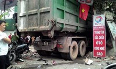 Hà Nội: Xe chở rác gây tai nạn liên hoàn, 6 người nguy kịch