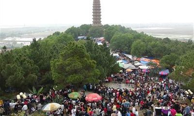 Bắc Ninh: Hàng vạn du khách trẩy hội chùa Phật tích