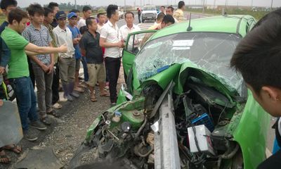 Đâm xuyên lan can đường, taxi Mai Linh vỡ nát đầu trên cao tốc
