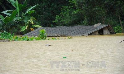 Pú Nhung - Điện Biên: Nước lũ chưa rút, dân vẫn phải đi lại bằng bè tre