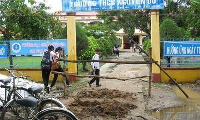 Rào cổng trường học để đòi Uỷ ban huyện giải quyết việc khiếu kiện