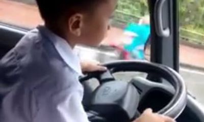 Giật mình bé trai 6 tuổi lái ô tô giữa đường đông đúc