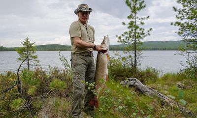 Kremlin xác nhận việc ông Putin câu được con cá ‘khủng’