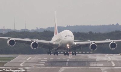 Máy bay lớn nhất thế giới tròng trành trong gió sân bay