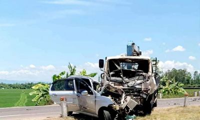 Tin tức tai nạn giao thông mới nhất ngày 12/7: Ô tô biến dạng sau cú lao vào đầu xe tải, tài xế tử vong