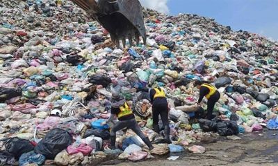 Lỡ tay vứt nhầm túi trang sức, người đàn ông cầu cứu đội vệ sinh môi trường lục tung 40.000 tấn rác để tìm