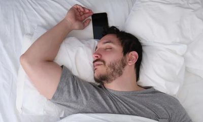 Để điện thoại di động bên cạnh khi đi ngủ ảnh hưởng đến sức khỏe như thế nào? 