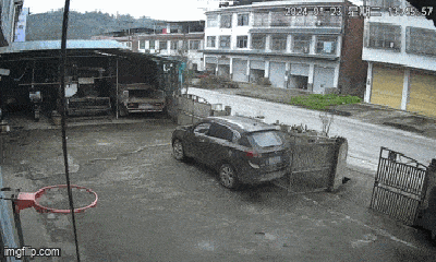 Video: Tài xế ngủ gật, ô tô mất lái đâm vỡ tường rào nhà dân