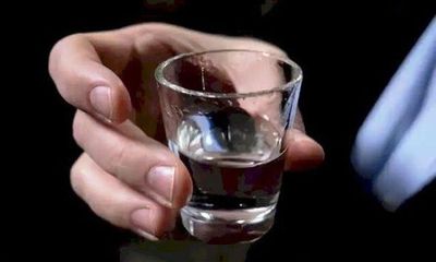 Bạc Liêu: Vợ chồng tử vong, con trai nguy kịch nghi do ngộ độc rượu