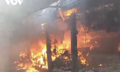 Cháy lớn thiêu rụi hàng loạt ki ốt chợ ở Hòa Bình ngày đầu năm