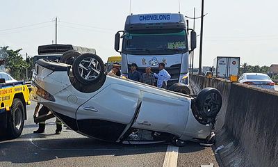 Tin tức tai nạn giao thông mới nhất ngày 20/2: Va chạm với xe tải cùng chiều, ô tô 5 chỗ lật ngửa trên cao tốc