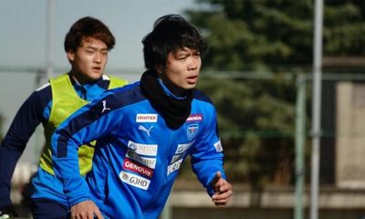 Dù xuống hạng, tiền đạo Nguyễn Công Phượng vẫn bị Yokohama FC gạch tên