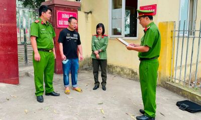Người đàn ông Trung Quốc bị bắt ngay khi vừa bước ra khỏi trại giam