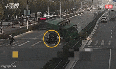 Video: Xe tải lật nghiêng giữa đường, đè trúng người đàn ông đi xe máy