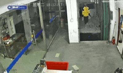 Đi đường thiếu quan sát, nhân viên giao hàng bất ngờ rơi thẳng xuống hầm thang máy