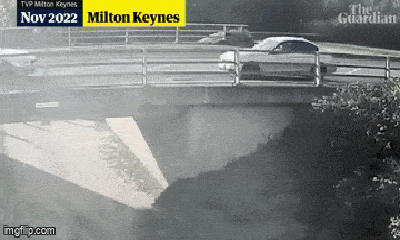 Video: Xe ô tô BMW cố tình chèn ép, đâm người đi xe máy hất văng xuống cầu