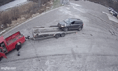 Video: Ô tô bất ngờ trôi ngược ra phía sau, tài xế có màn cứu hộ như cảnh trong phim hài
