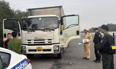 An ninh - Hình sự - Phát hiện 4 tài xế dừng xe tải trên cao tốc Hà Nội - Hải Phòng để đánh bạc