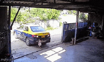 Video: Bất cẩn khi lùi xe ô tô, người mẹ suýt cán trúng con gái 1 tuổi