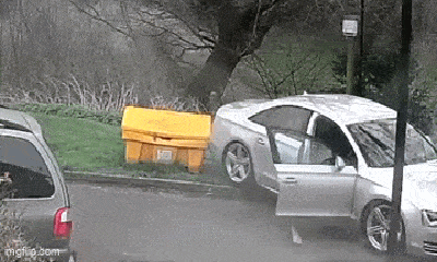 Video: Người đàn ông rơi khỏi xe, bất ngờ bị ô tô của mình cán trúng