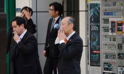Quan chức Nhật Bản bị phạt 11.000 USD vì hút thuốc trong giờ làm