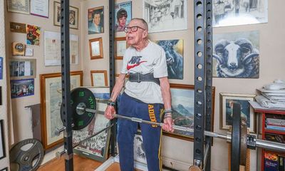 Cụ ông khỏe nhất nước Anh phá kỷ lục cử tạ thế giới ở tuổi 86