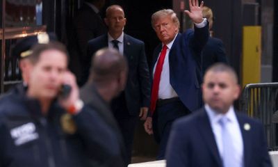 Cựu tổng thống Mỹ Donald Trump đến New York chuẩn bị hầu tòa