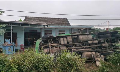 Quảng Trị: Xe container mất lái lao vào nhà dân