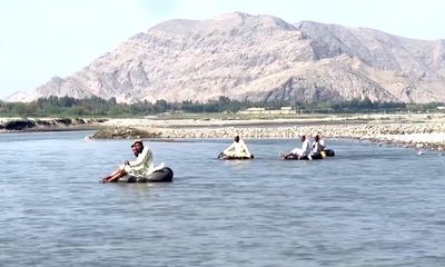 Đất nước khó khăn, giáo viên Afghanistan dùng săm xe vượt sông dạy học
