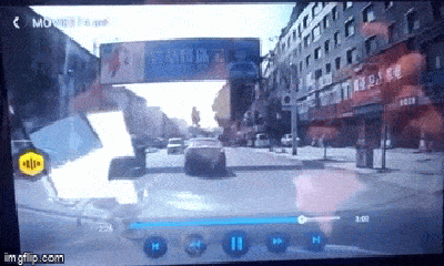 Video-Hot - Clip: Khoảng khắc kinh hoàng mái tôn lớn ập xuống đường như trong phim 