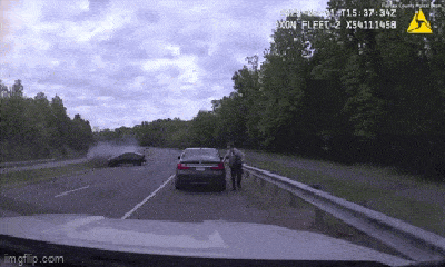 Video-Hot - Clip: Ô tô mất lái, sĩ quan cảnh sát thoát chết trong gang tấc 