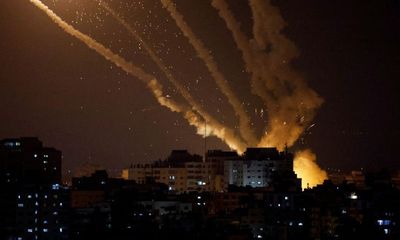 Hằng trăm quả rocket nã về phía Israel sau vụ Dải Gaza bị không kích