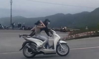Đà Nẵng: Xét xử cặp vợ chồng chạy xe máy 'làm xiếc' trên đèo Hải Vân 