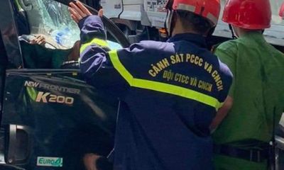 Giải cứu thành công tài xế mắc kẹt trong cabin xe tải ở Đà Nẵng
