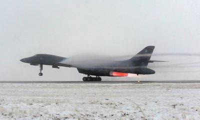 Hai máy bay ném bom chiến lược Mỹ bất ngờ áp sát biên giới Nga