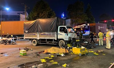 Xe tải tông hàng loạt xe máy đang dừng đèn đỏ, 1 người tử vong tại chỗ