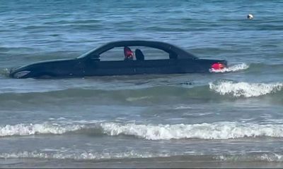 Tin thế giới - Tài xế bị chỉ trích vì bỏ xe tiền tỷ trên bãi biển để sóng cuốn trôi