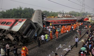 Nhiều nhân viên cứu hộ Ấn Độ bị tổn thương tâm lý sau thảm kịch tàu hỏa