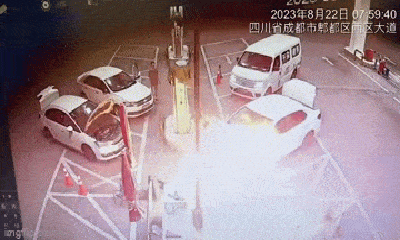  Clip: Động cơ ô tô bất ngờ bốc cháy ngay khi đang đổ xăng
