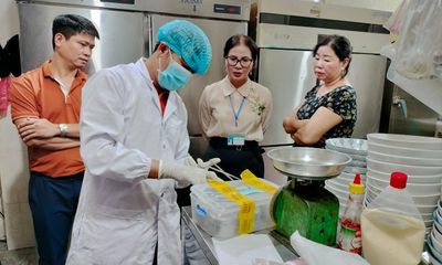 Vụ ngộ độc bánh mì Phượng: 27 thực khách vẫn đang nằm viện