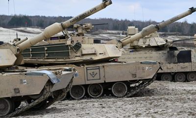 Hé lộ lý do Ukraine xếp hàng chục xe tăng Mỹ mới viện trợ trong kho dự trữ