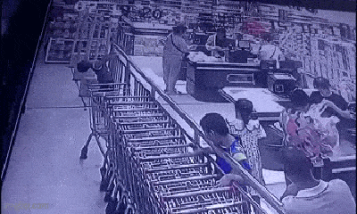 Clip: Bé trai bị điện giật do chạm vào lan can siêu thị 