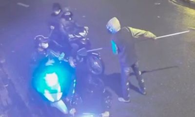 Tìm bị hại của nhóm thiếu niên chặn xe, cướp tài sản tại Hà Nội