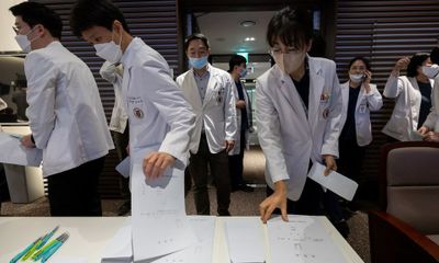 Giáo sư y khoa khắp Hàn Quốc đồng loạt giảm giờ làm, nộp đơn xin từ chức 
