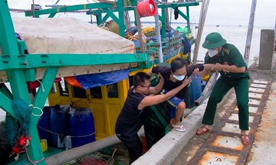 Tin trong nước - Cứu hộ thành công 5 ngư dân gặp nạn trên vùng biển Sóc Trăng