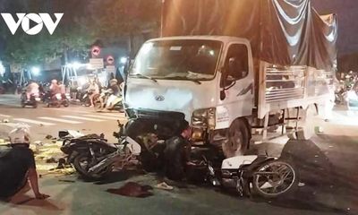 Tin trong nước - Tin tức tai nạn giao thông mới nhất ngày 1/6: Bình Dương: Tài xế tông hàng loạt xe máy khiến 1 người chết, 2 người bị thương.