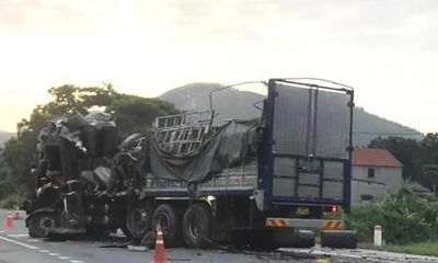 Tin tức tai nạn giao thông mới nhất ngày 2/6: Ô tô tải đâm lật xe đầu kéo khiến 1 người tử vong