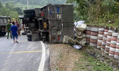 Tin tức tai nạn giao thông mới nhất ngày 7/6: Xe tải lật nghiêng khi đang lưu thông giữa đèo, 3 người thương vong ở Cao Bằng